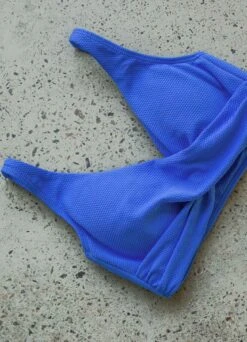 Blue Must Haves Louise Bikini Top -Bikini Confidence NO3183MHB Louise bikinitop MustHave blue flatlay